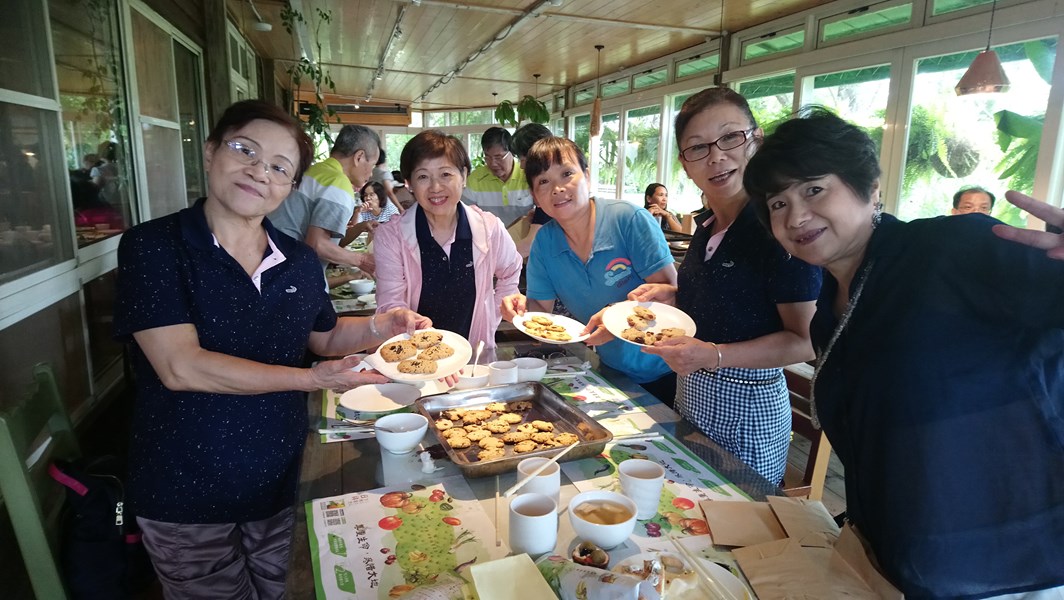 109年志工文康活動花絮-看看我們的餅乾好可口啊~